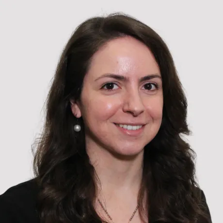 Yasmine Alhoch headshot